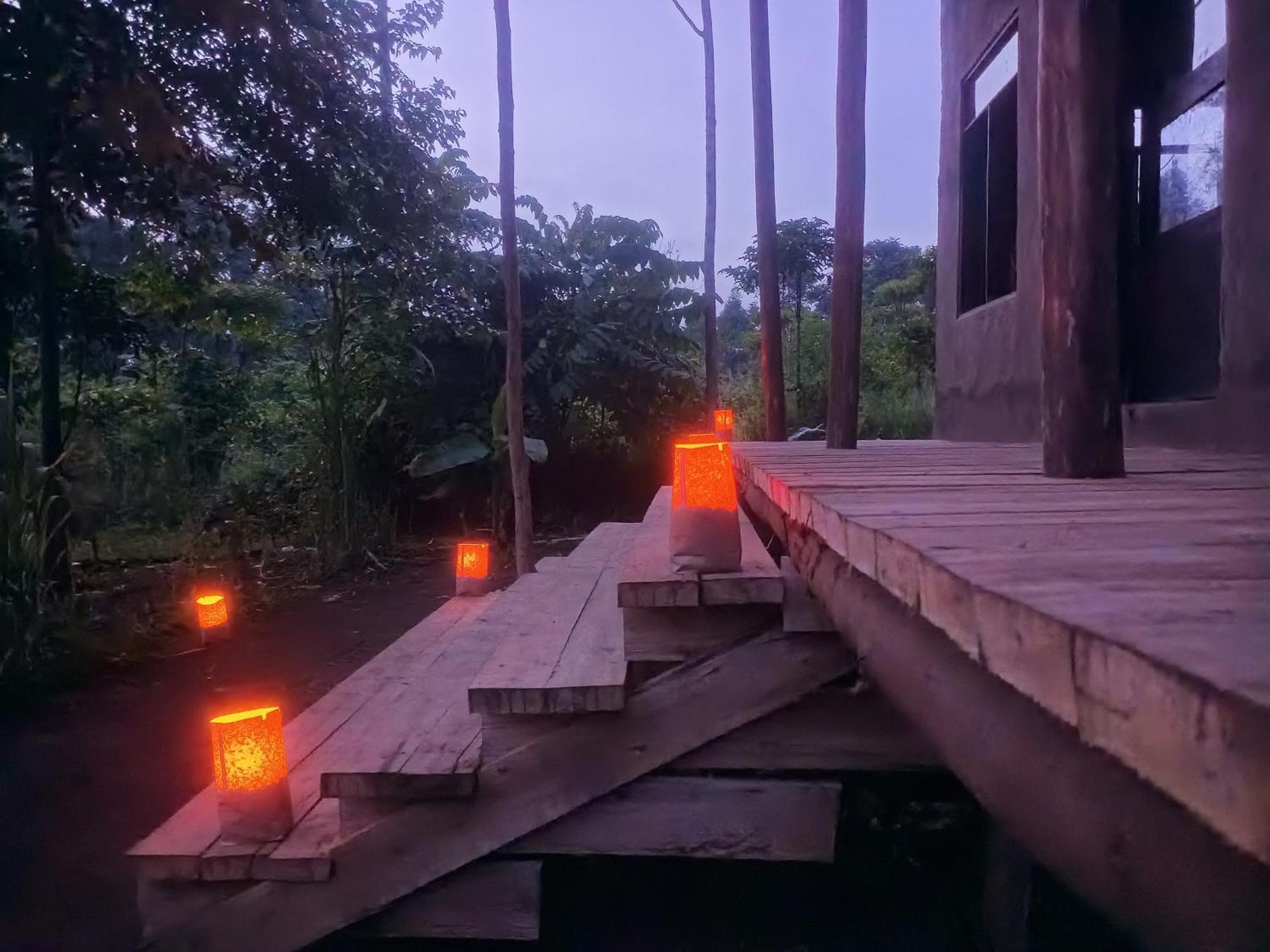 瑞维特瓦游猎公园山林小屋 Lake Nyabikere 外观 照片