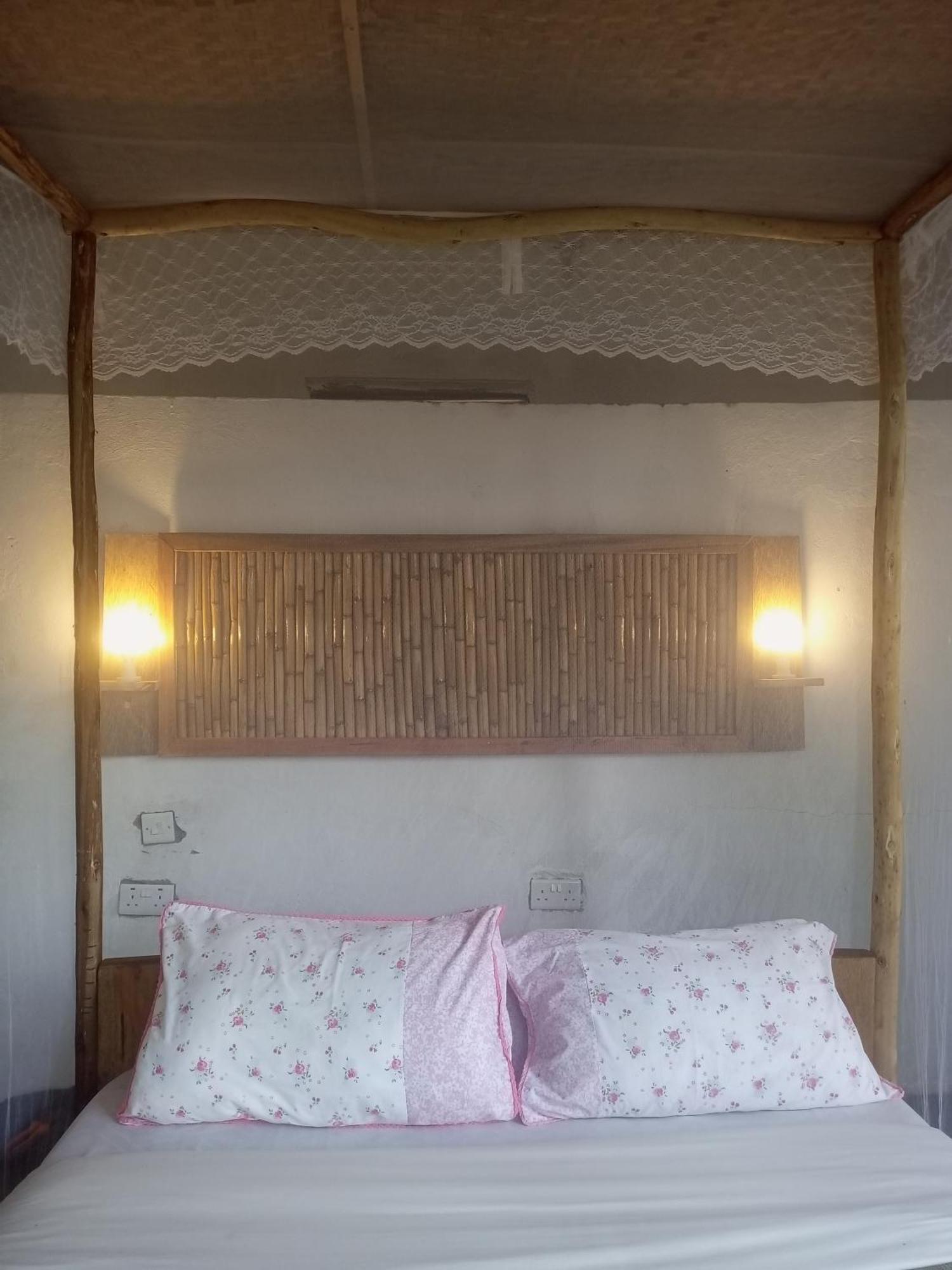瑞维特瓦游猎公园山林小屋 Lake Nyabikere 外观 照片
